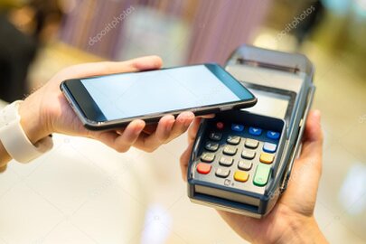Cliente in negozio che attiva una nuova SIM con assistenza