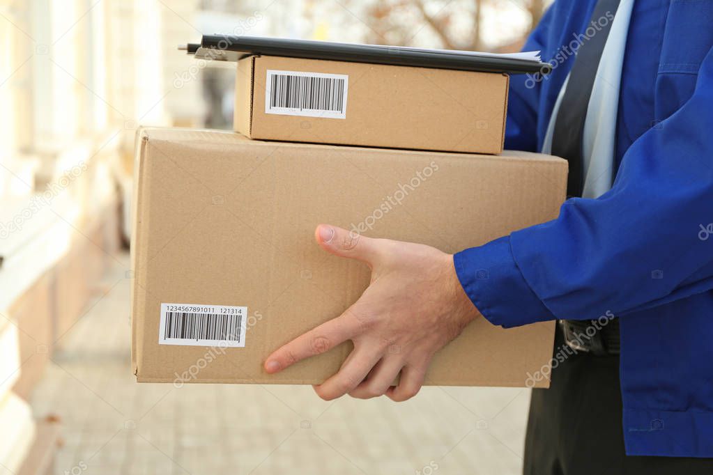 Banco con pacchi pronti per la spedizione con diversi corrieri