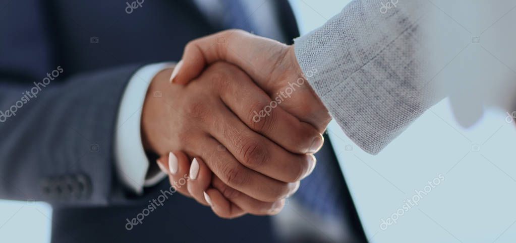 Cliente che stringe la mano al consulente in segno di fiducia