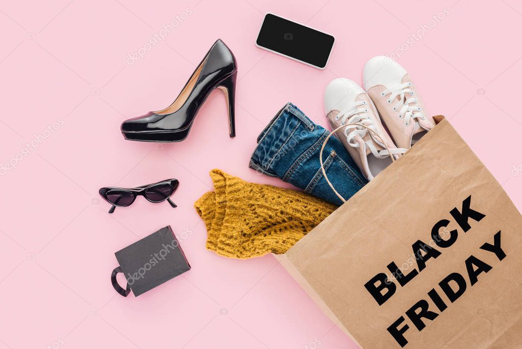 Vetrina di negozio di telefonia con cartello offerte smartphone