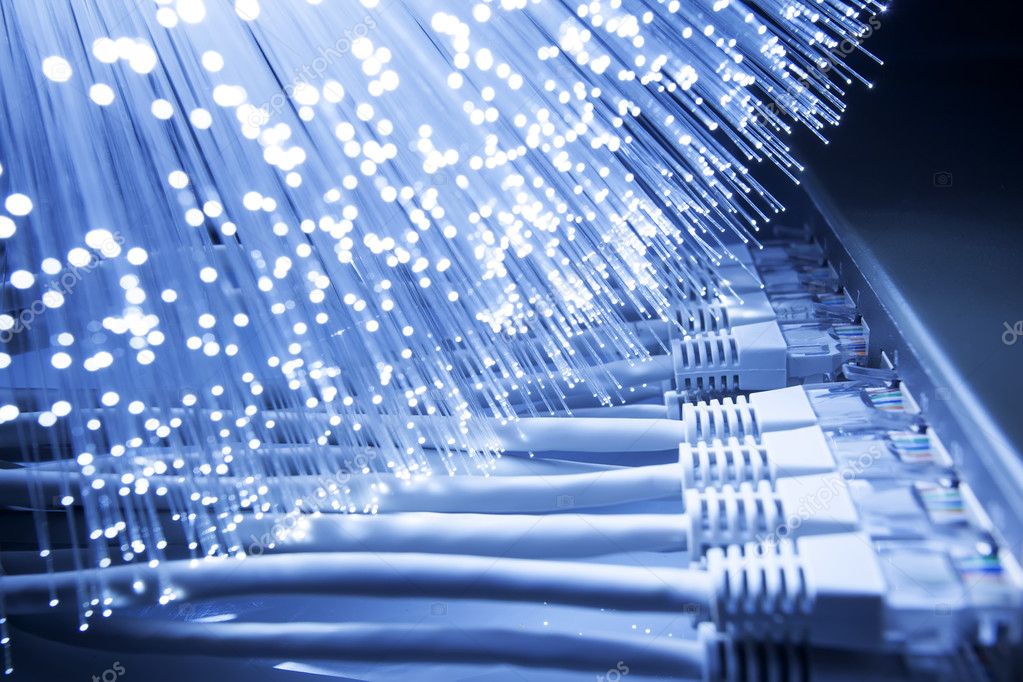 Consulente che mostra un contratto fibra a un cliente