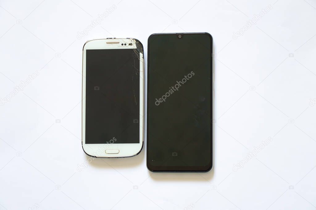 Dettaglio di smartphone ricondizionato in mano a un cliente