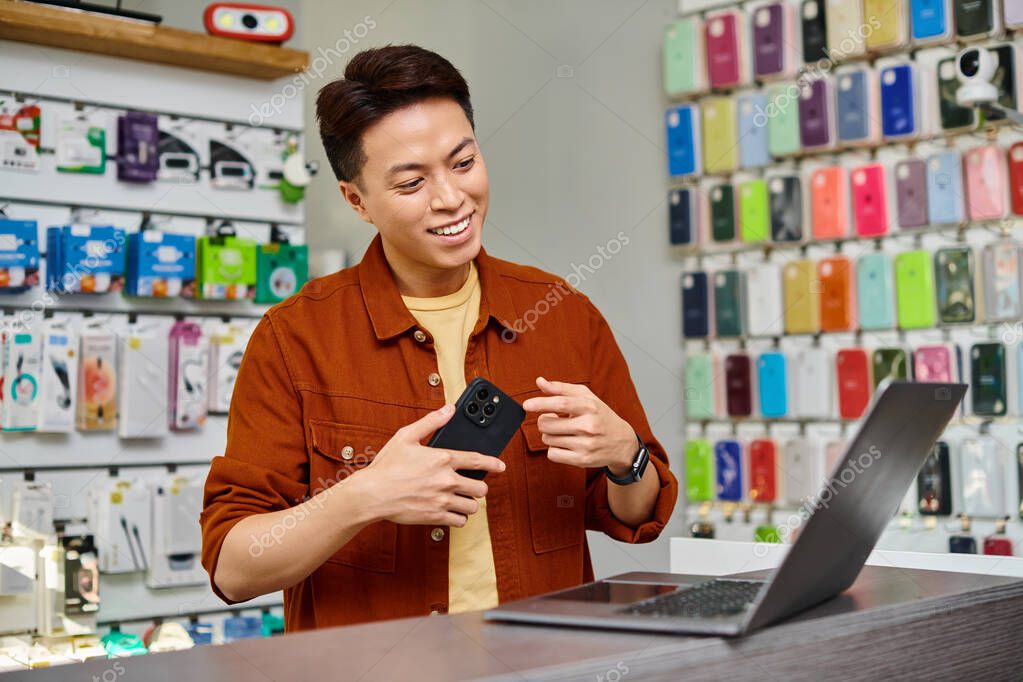 Interno del negozio YASMINSTORE.IT con banco servizi e scaffali di telefoni