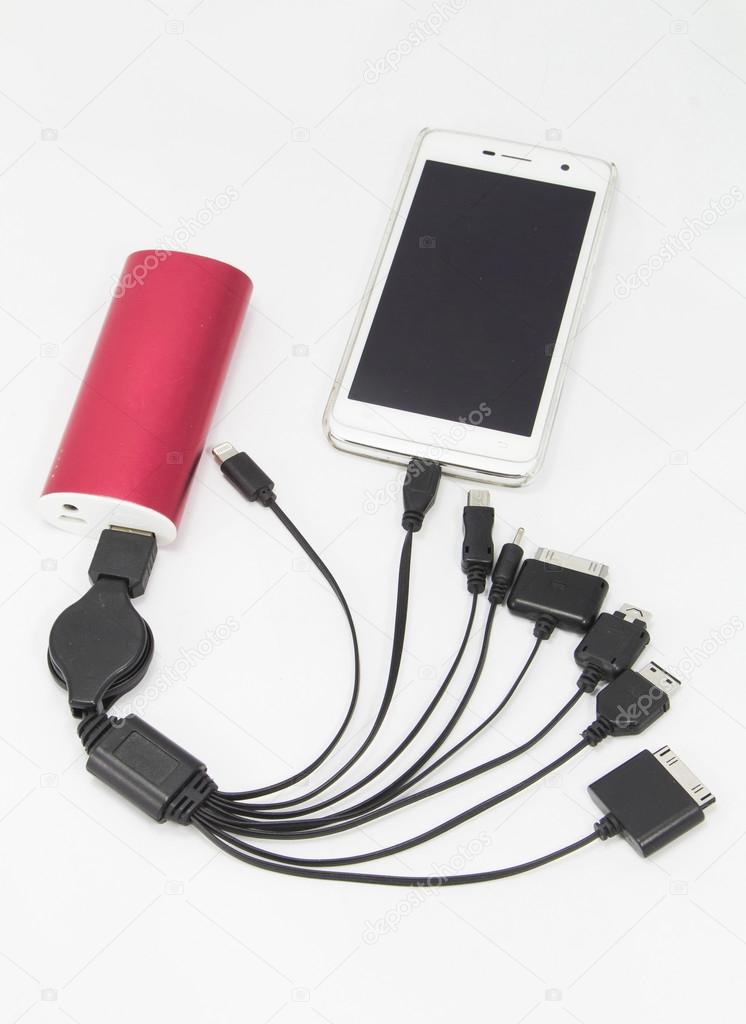 Caricabatterie e cavi per smartphone su un tavolo