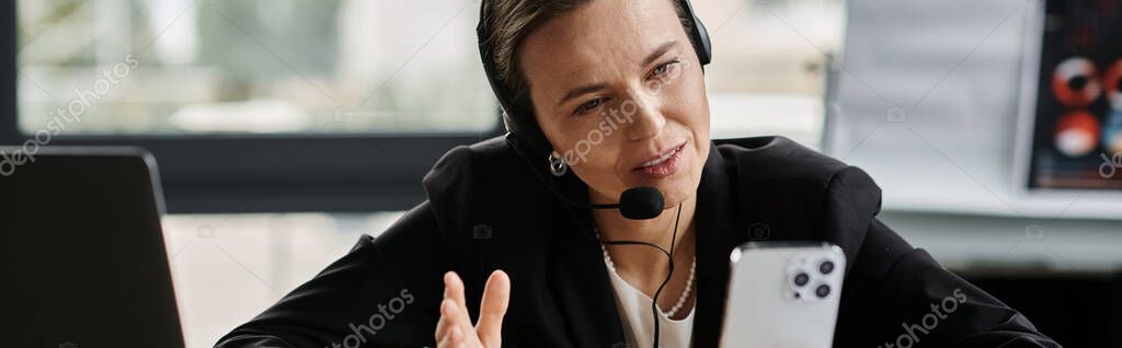 Personale di negozio che aiuta un cliente a compilare i dati del money transfer