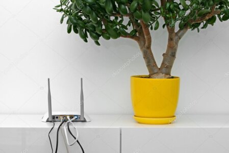 Router wifi acceso in una casa con persone collegate a internet