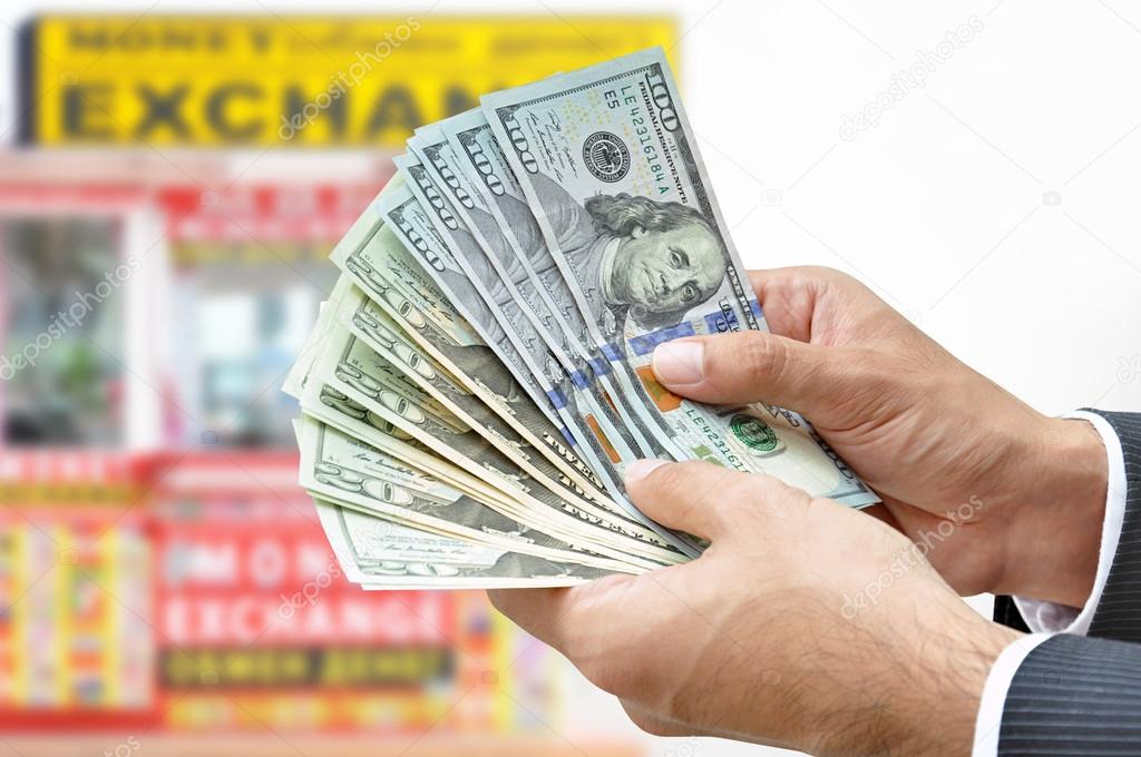 Cliente che ritira contanti allo sportello di un punto money transfer