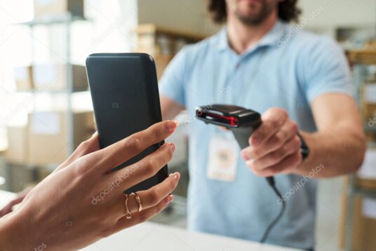 Cliente che ritira un pacco al banco di un negozio servizi